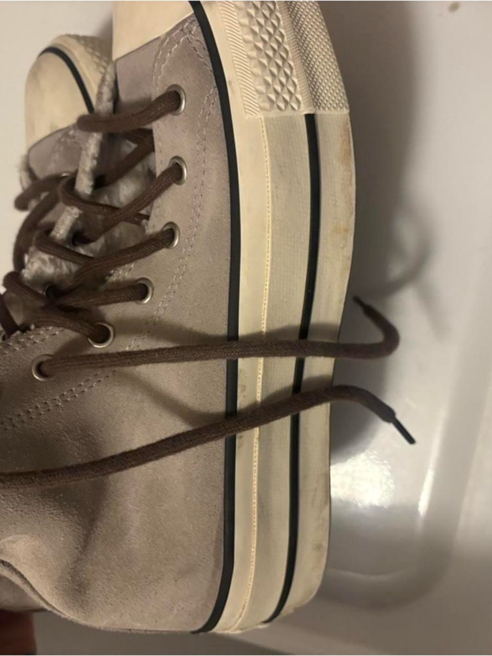 Converse fur lined high top sneakers in beige and brown - Picture 4 of 6